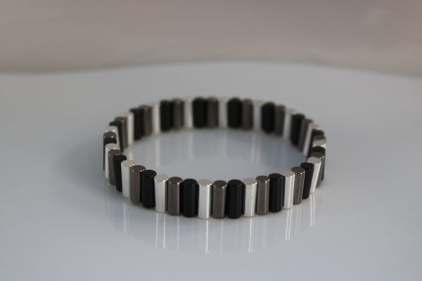 Ref 19 - Couleur Noir, Gris et Argent – Bracelet cylindre – Poignet 48 mailles : 45€ et Cheville 64 mailles : 55€