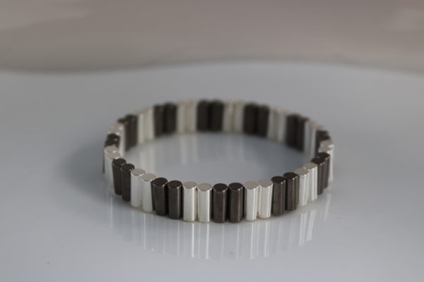 Ref 12 - Couleur Gris et Argent – Bracelet cylindre – Poignet 48 mailles : 45€ et Cheville 64 mailles : 55€