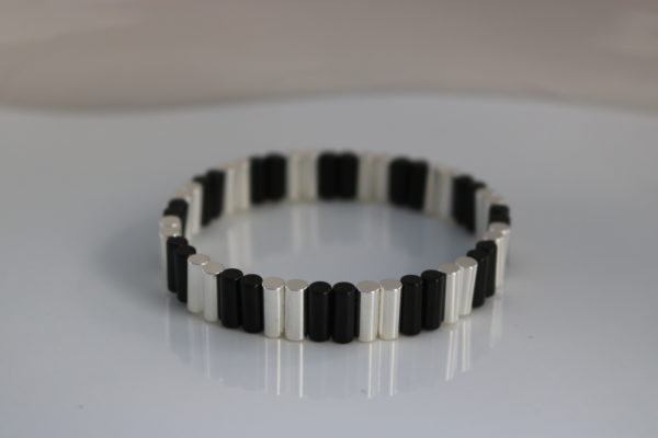 Ref 11 - Couleur Noir et Argent - Bracelet cylindre – Poignet 48 mailles : 45€ et Cheville 64 mailles : 55€