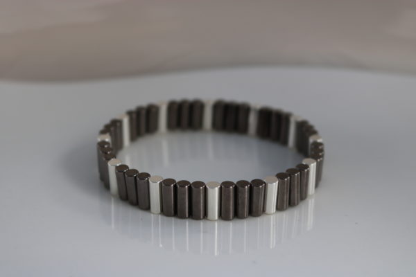 Ref 15 - Couleur Gris et Argent – Bracelet cylindre – Poignet 48 mailles : 45€ et Cheville 64 mailles : 55€