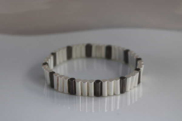 Ref 17 - Couleur Gris et Argent – Bracelet cylindre – Poignet 48 mailles : 45€ et Cheville 64 mailles : 55€