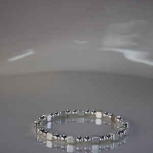 Bracelets et colliers petites billes et cubes