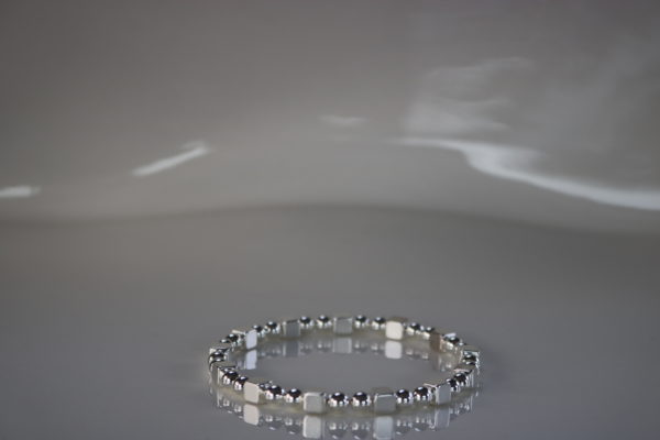 Ref 22 - Couleur Argent - Bracelet Billes et Cubes - Poignet 39 mailles : 50€, Cheville 52 mailles : 60€ et Collier 87 mailles : 105€