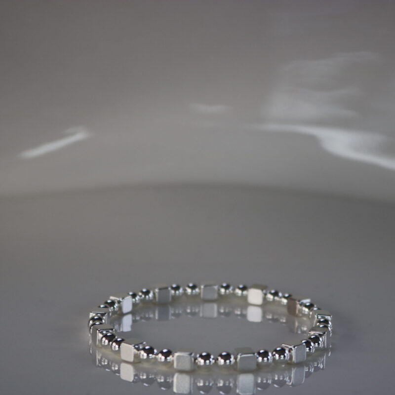 3 - Bracelets et colliers petites billes et cubes