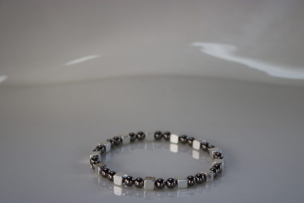 Ref 21 - Couleur Gris et Argent - Bracelet Billes et Cubes - Poignet 39 mailles : 50€, Cheville 52 mailles : 60€ et Collier 87 mailles : 105€