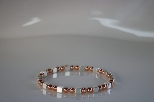 Ref 23 - Couleur Argent et Or Rose - Bracelet Billes et Cubes - Poignet 39 mailles : 50€, Cheville 52 mailles : 60€ et Collier 87 mailles : 105€
