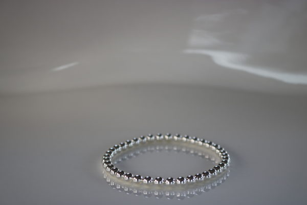 Ref 30 - Couleur Argent - Bracelet billes diamètre 5mm - Poignet 39 mailles : 50€, Cheville 52 mailles : 60€ et Collier 105 mailles : 105€